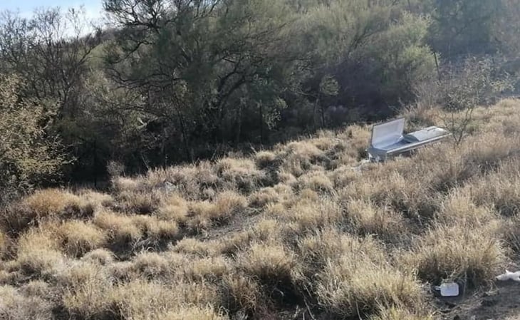 Causa pánico ataúd tirado a lado de la carretera del Río Sonora