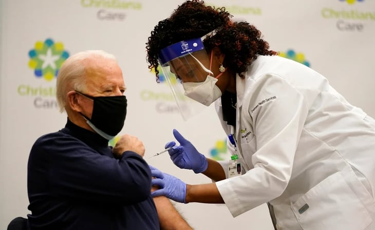 Joe Biden se vacuna y trata que ciudadanos confíen en fármaco