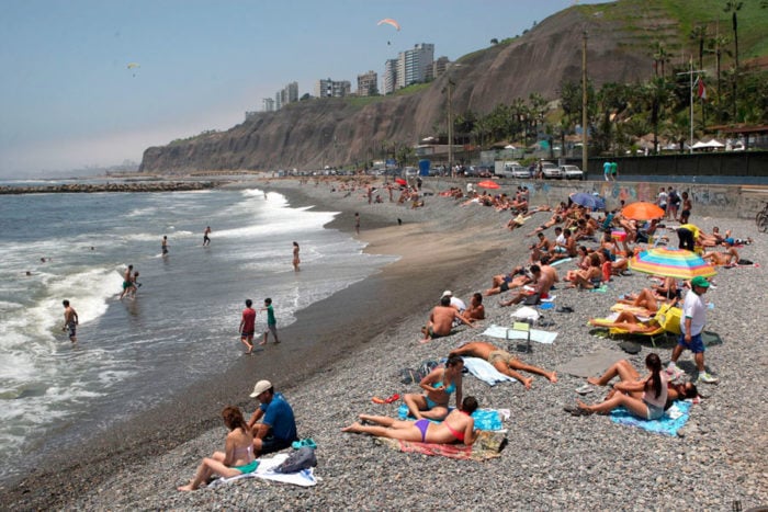 Perú cierra playas, incrementa toque de queda y disminuye aforo a comercios