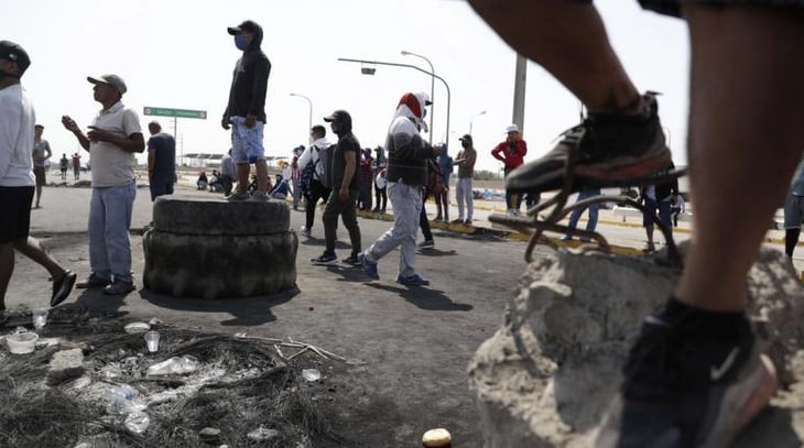 Se reanudan enfrentamientos entre campesinos y policías por bloqueos en Perú