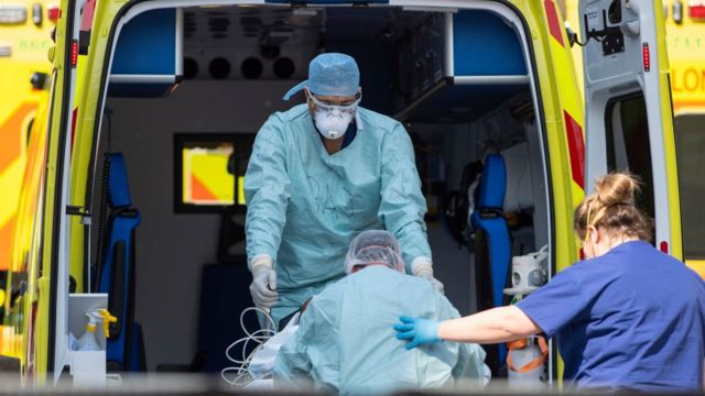 El Reino Unido comunica 744 nuevas muertes por COVID, el máximo desde abril