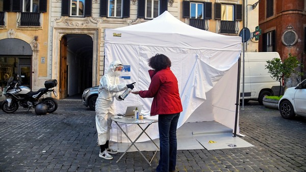 Italia alcanza los 70,000 muertos por coronavirus antes del cierre de Navidad