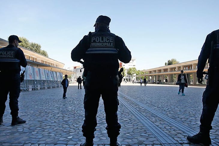 Mata a 3 policías en Francia tras golpear a su pareja y luego se suicida