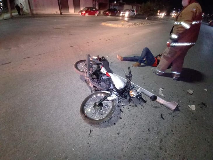 Motociclista se estampa contra vehículo en Monclova