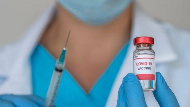 Vacuna contra COVID-19 se aplicará a 61 médicos y enfermeras: Salud