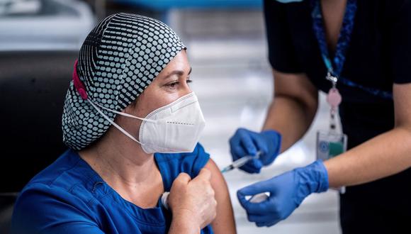 Chile ya vacunó a 5,000 sanitarios en plena segunda ola de la pandemia