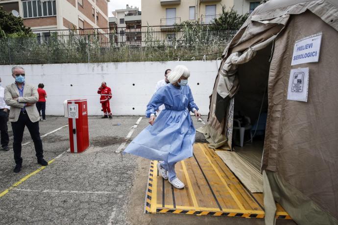 Italia registra 261 muertos y 10,407 casos mientras prepara la vacunación