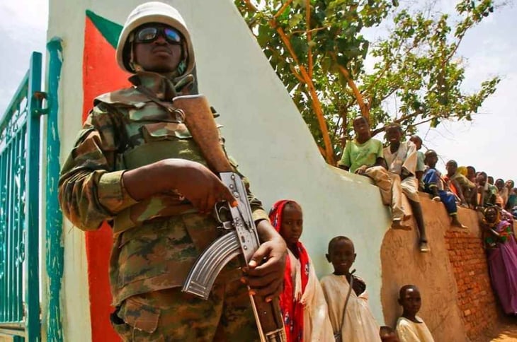 Refugiados en campos de Darfur protestan por fin de misión de paz de la ONU