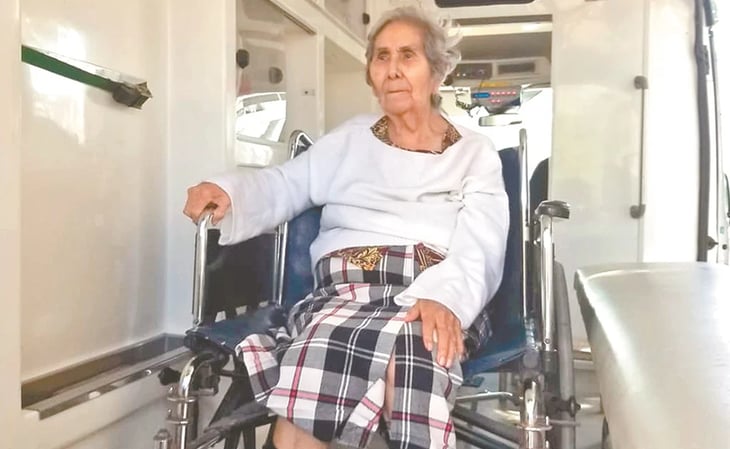 Mujer de 91 años deja el hospital, después de superar el COVID-19