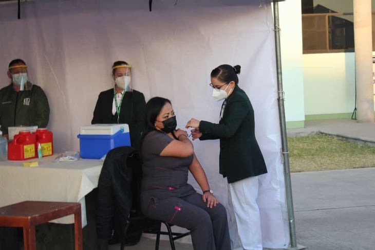 Adriana Torres, la primera vacunada contra COVID-19 en Frontera 