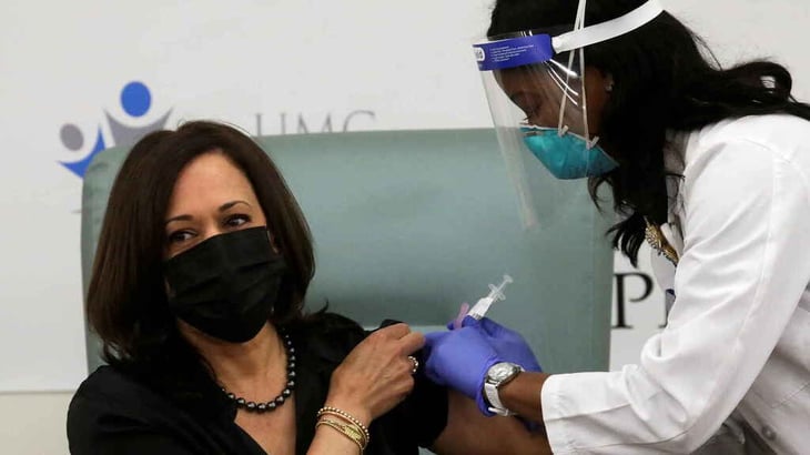 Kamala Harris recibe en público la vacuna y dice que se trata de salvar vidas