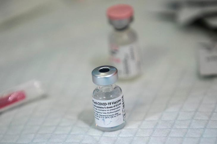 Por 'error humano', desechan 500 dosis de vacuna contra COVID-19 en EU