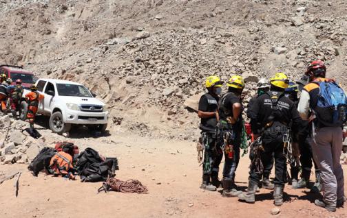 Derrumbe minero deja a dos trabajadores atrapados en el norte de Chile