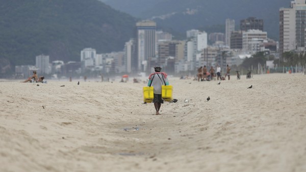Brasileños despiden el año con restricciones para acudir a las playas