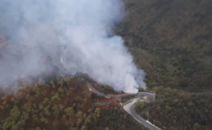 En Nuevo León, combaten incendio forestal en la sierra de Santiago