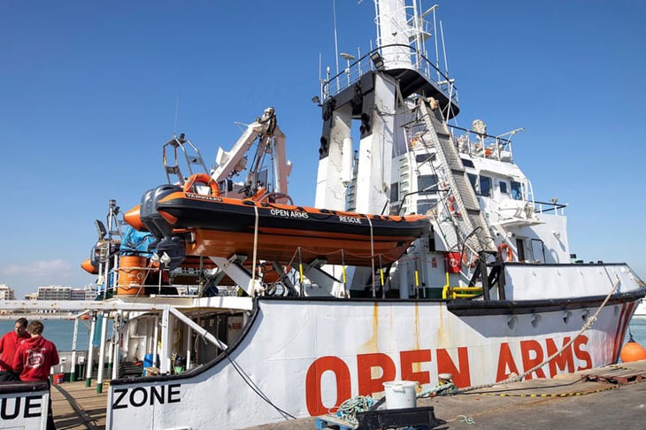 El barco de Open Arms rescata a unos 160 migrantes en el Mediterráneo