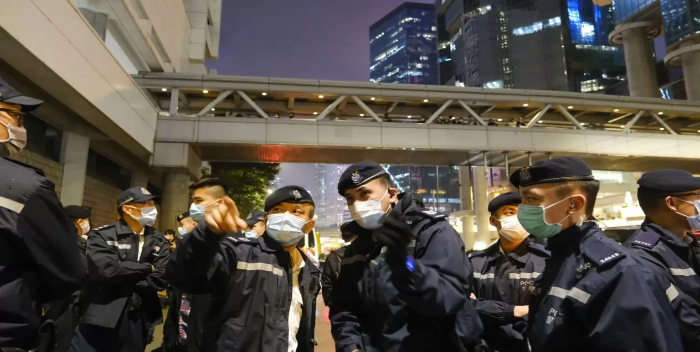 La Policía de Hong Kong arresta a unos 50 políticos opositores y activistas