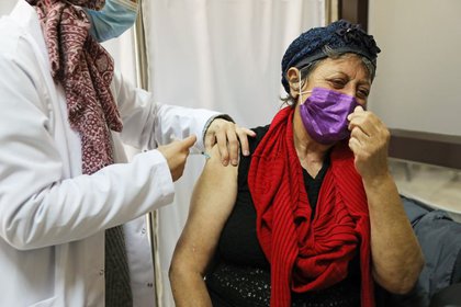 Israel recibe primeras vacunas de Moderna horas antes de endurecer su cierre