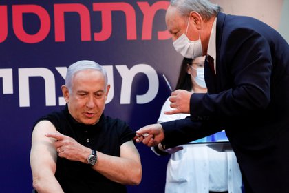 Netanyahu negocia recibir más dosis de Pfizer 