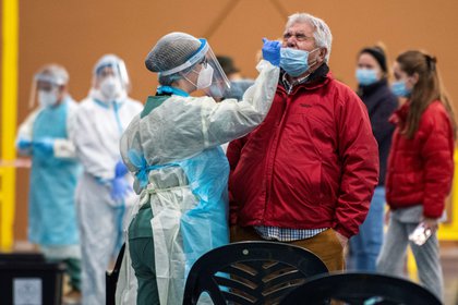 La pandemia sigue al alza en España con 25,500 casos y 200 muertos más