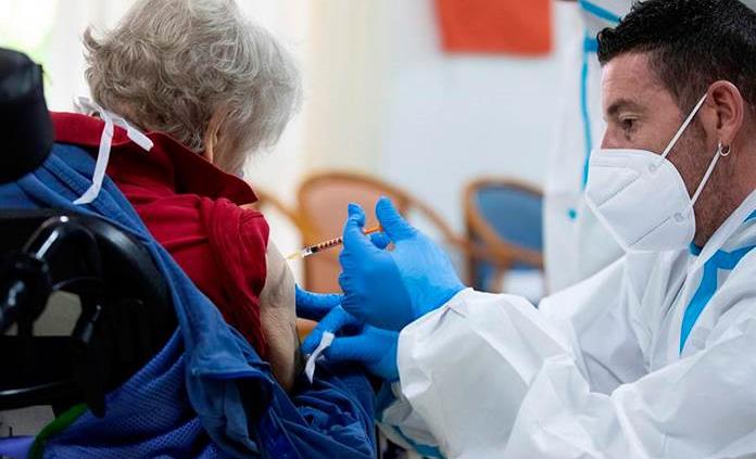 OMS: las vacunaciones tardarán medio año en reducir los casos diarios
