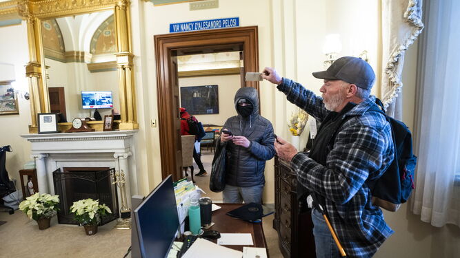 Detienen a individuo que entró al despacho de Pelosi en el asalto al Congreso