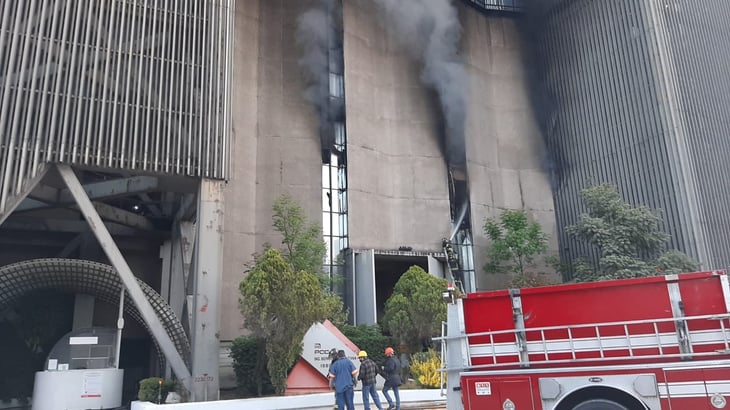 VIDEOS: Así fue el fuerte incendio en edificio del Metro de la CDMX