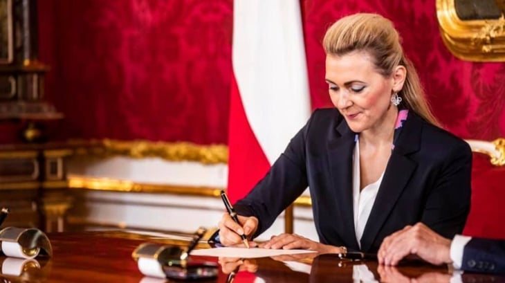 Dimite una ministra austríaca por acusaciones de plagio en su tesis doctoral