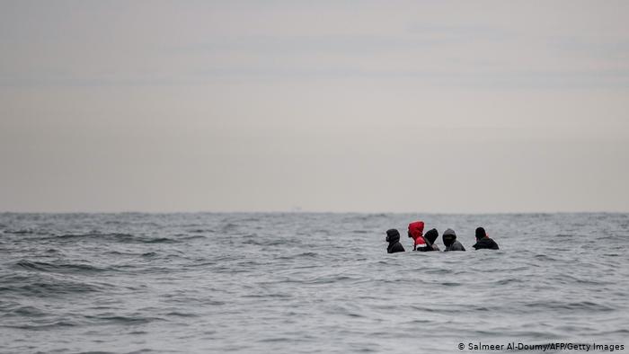 Francia rescata a 30 personas que intentaban cruzar el Canal de la Mancha