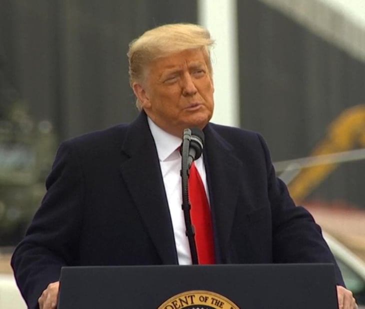 Desde el muro, Trump asegura que hay 'cero riesgo' de que lo destituyan
