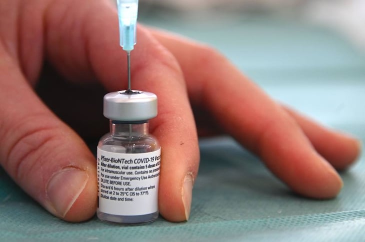 Pfizer dice que su vacuna parece eficaz contra nuevas variantes de COVID-19