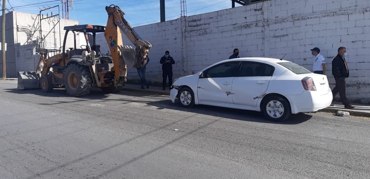 Retroexcavadora choca con auto estacionado en Monclova 