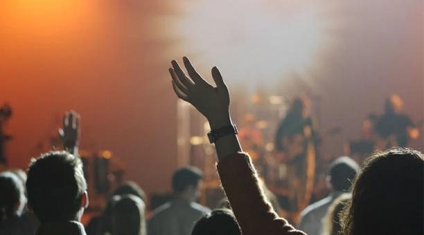 Estudio detecta riesgo mínimo de COVID en conciertos si se renueva el aire