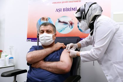 Turquía inicia la vacunación con Sinovac, en medio de dudas de los médicos