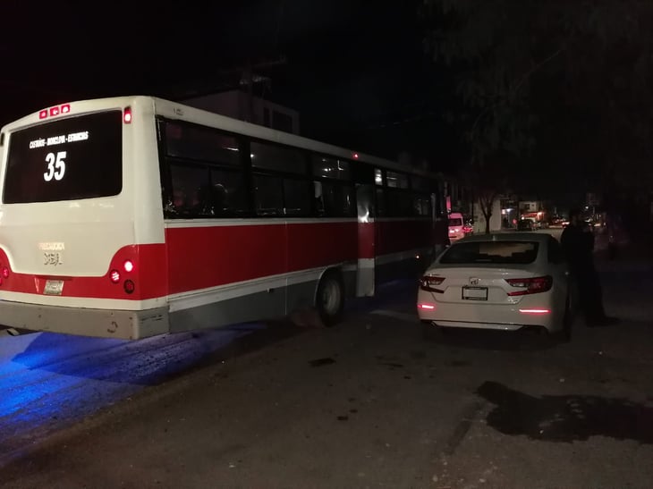 Omite alto y choca a camión de pasajeros en Monclova