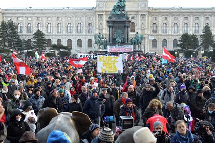 Miles de personas se manifiestan en Viena contra el confinamiento