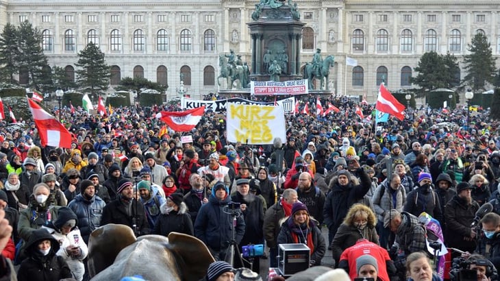 Miles se manifiestan en Viena contra las medidas sanitarias