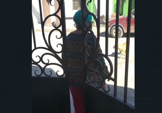 Mujer agrede a vecinos en Monclova