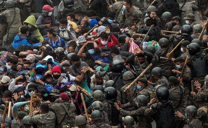 Disuelven a golpes caravana de hondureños en Guatemala