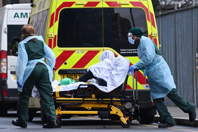 El Reino Unido alcanza su récord de muertes diarias por COVID, con 1,610