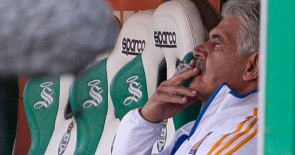 Ricardo Ferretti es suspendido por fumar en la banca del TSM