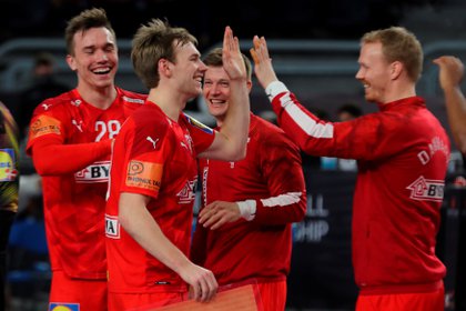 Dinamarca y España ponen un pie en los cuartos de final