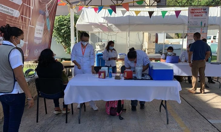 Gobierno de México inicia vacunación contra el COVID-19 a docentes en Campeche