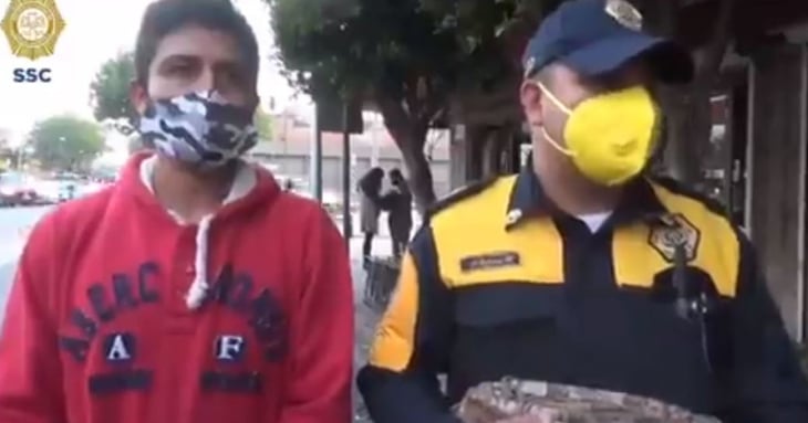 Policía de CDMX devuelve mochila con 30 mil pesos a joven