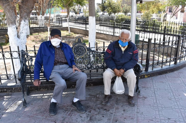 Indigna a pensionados lleguen menos vacunas COVID-19 a México 