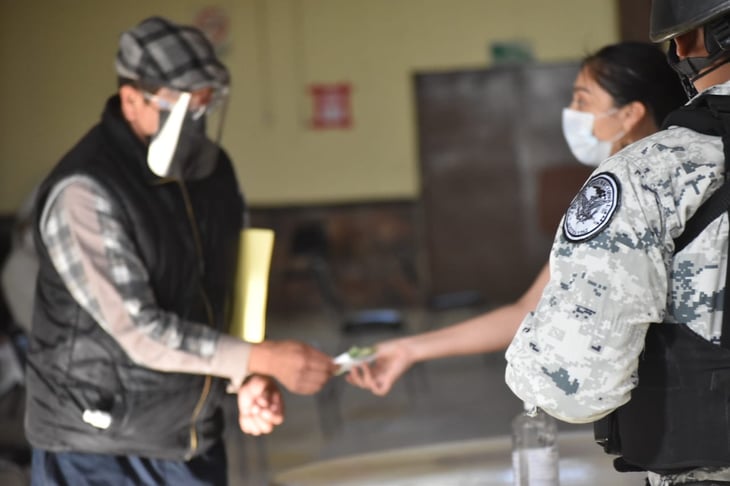 Bajo protocolos de salud, entregan apoyos federales a adultos mayores en Monclova