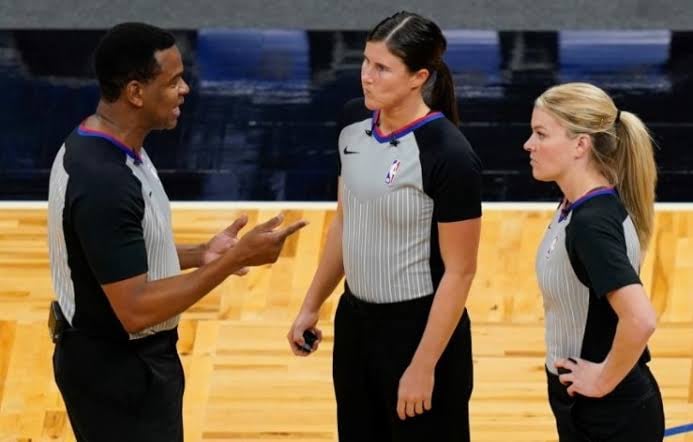 NBA hace historia al incluir a dos mujeres árbitro en un partido