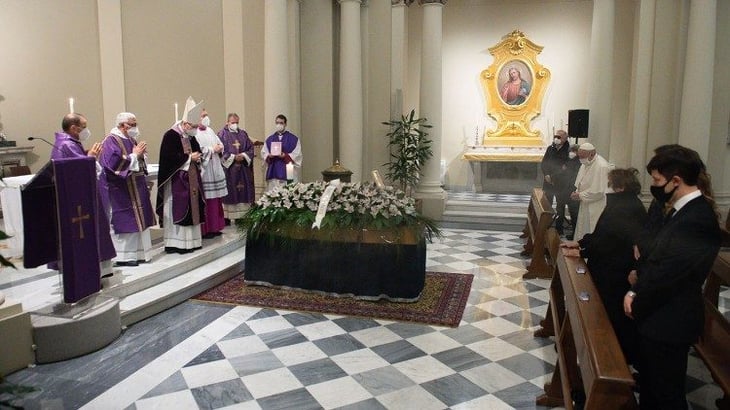 El papa asiste al funeral de su médico personal, fallecido por coronavirus