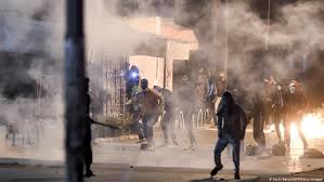 Al menos 23 heridos en tercer día de protestas contra confinamiento en Líbano