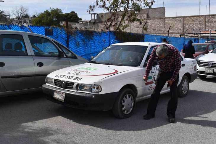 Taxi quita derecho de vía y choca en Monclova